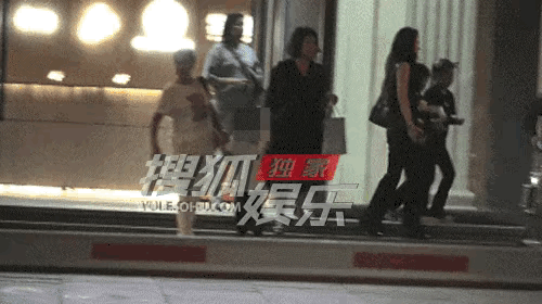 #汪峰与美女带儿子女儿聚餐#母亲节当天汪峰带孩子聚会，随后与网红森林北同车离开！
