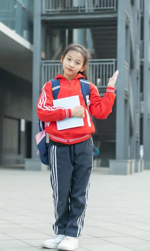 我同样不支持小学生携带电话手表上学。电话手表里的小游戏宛如一个“时间黑洞”，极易