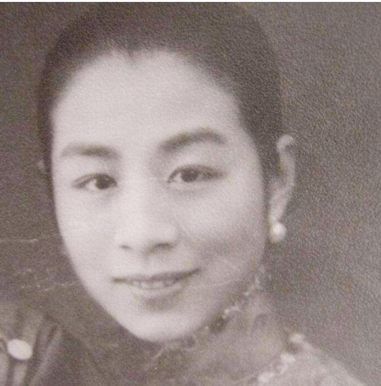 1948年，李鸿章的侄孙女李国秦，意外发现养女怀孕了。丈夫却对她说：“你只要认下