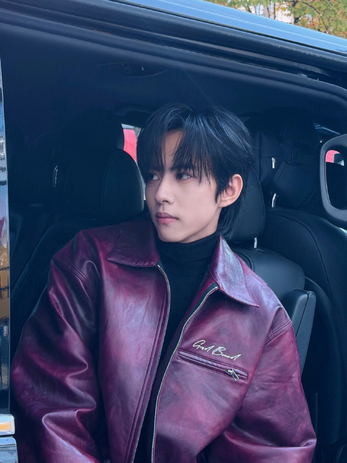 刘轩丞侧颜花絮照 刘轩丞侧颜花絮照，刘轩丞今日日常随拍送达，帅气又可爱啊 