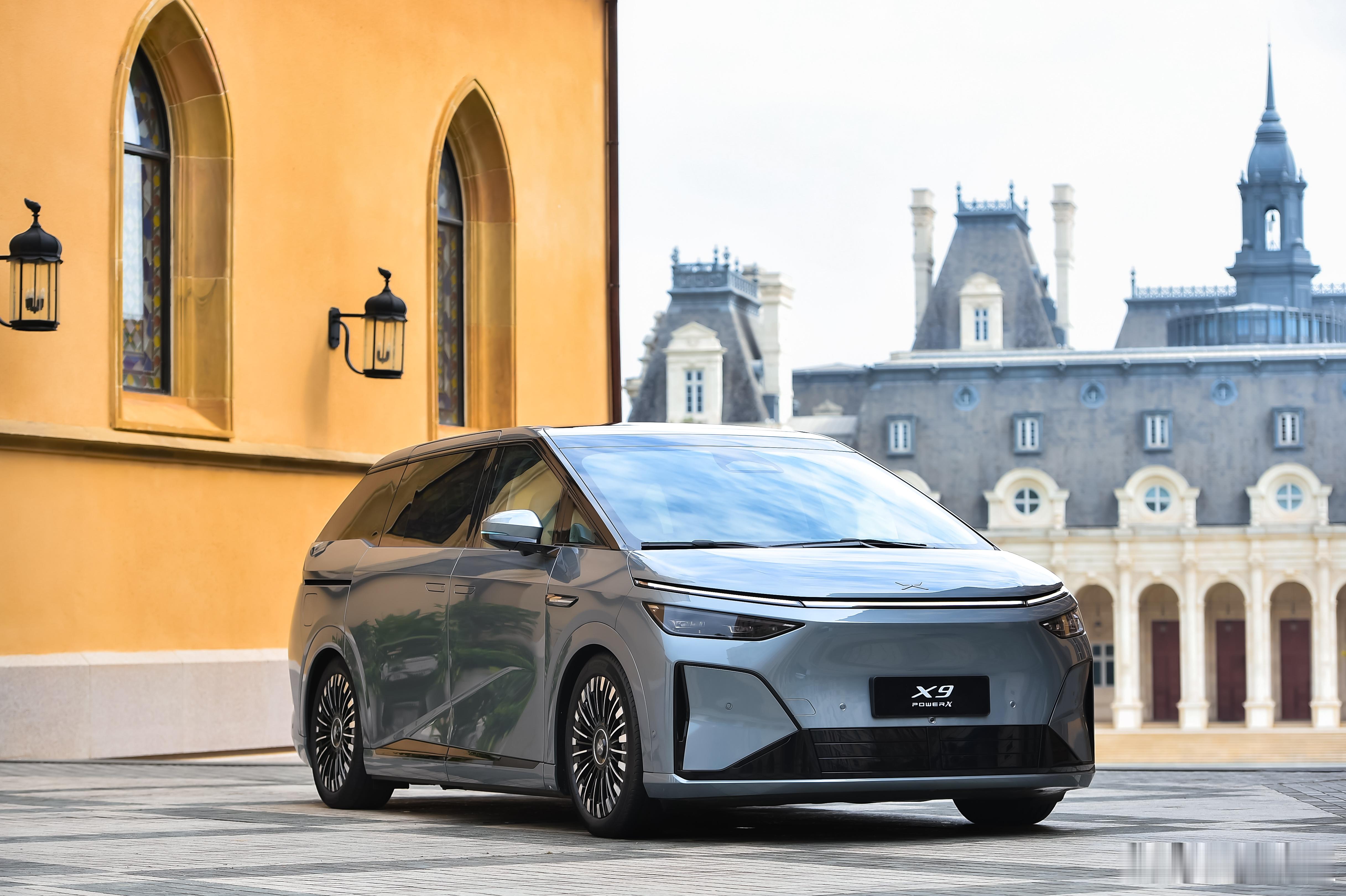 今天小鹏与华为在技术分享会上，正式官宣小鹏 X9 超级增程全球首发华为 Driv