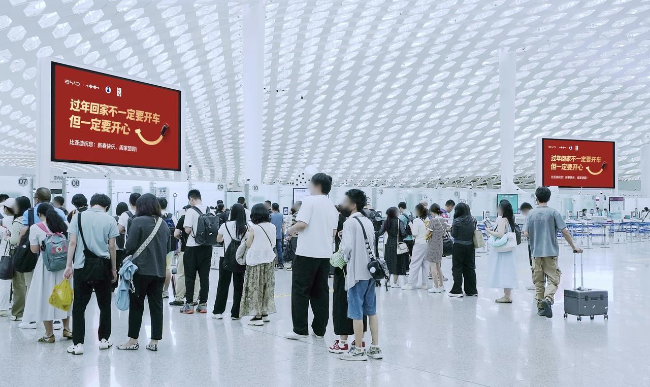 比亚迪新春走心告白：回家的方式有很多，开心才是标准答案✨
.
岁末归乡，是刻在中