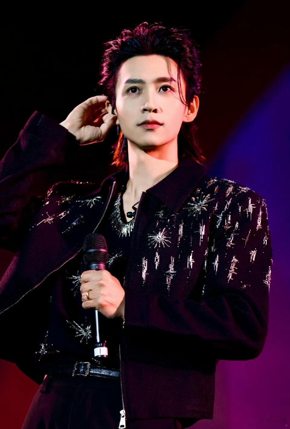 魏晨张远18年后芒果同台啊啊啊童年的记忆，这俩人18年后回芒果台，我们粉丝都激动
