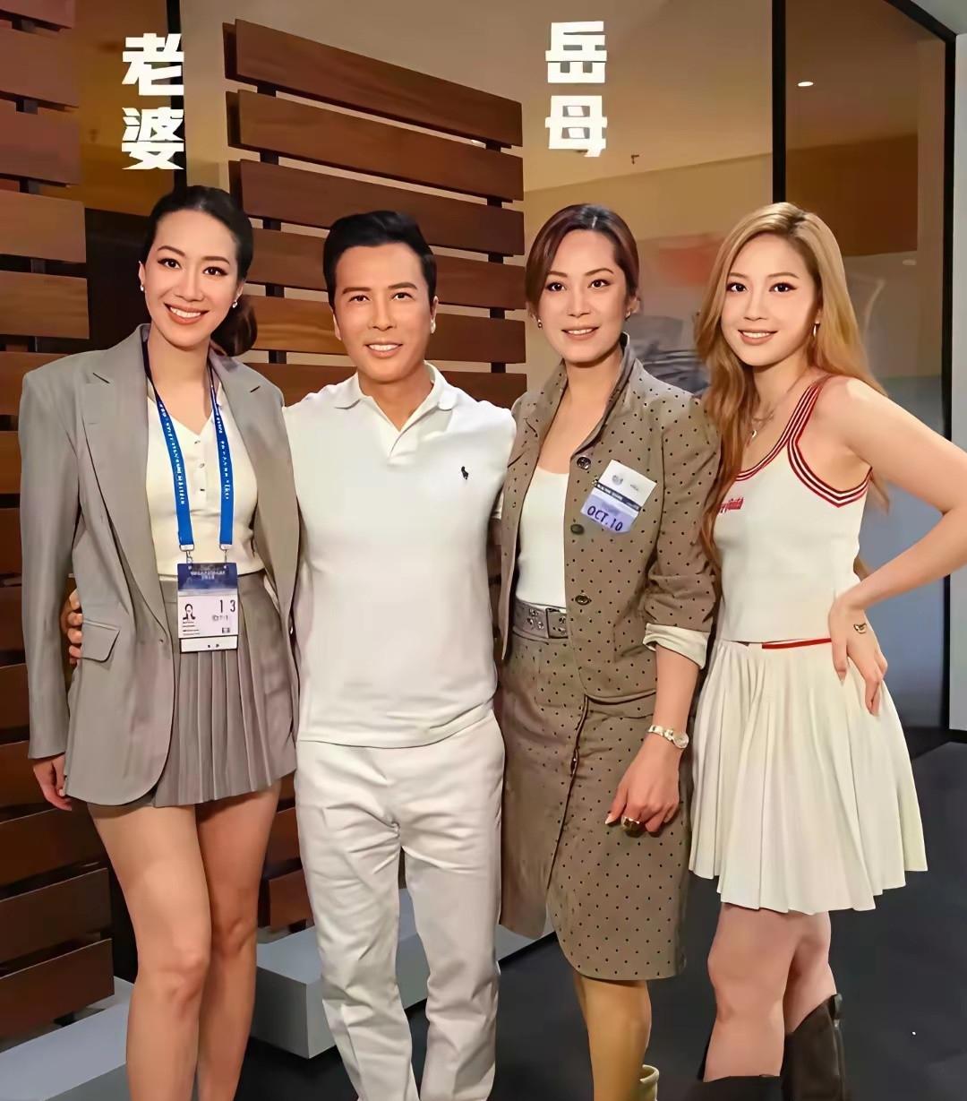 岁月不败真美人，62岁的甄子丹与68岁岳母同框，笑容温暖如春。他身穿白衣清爽干练