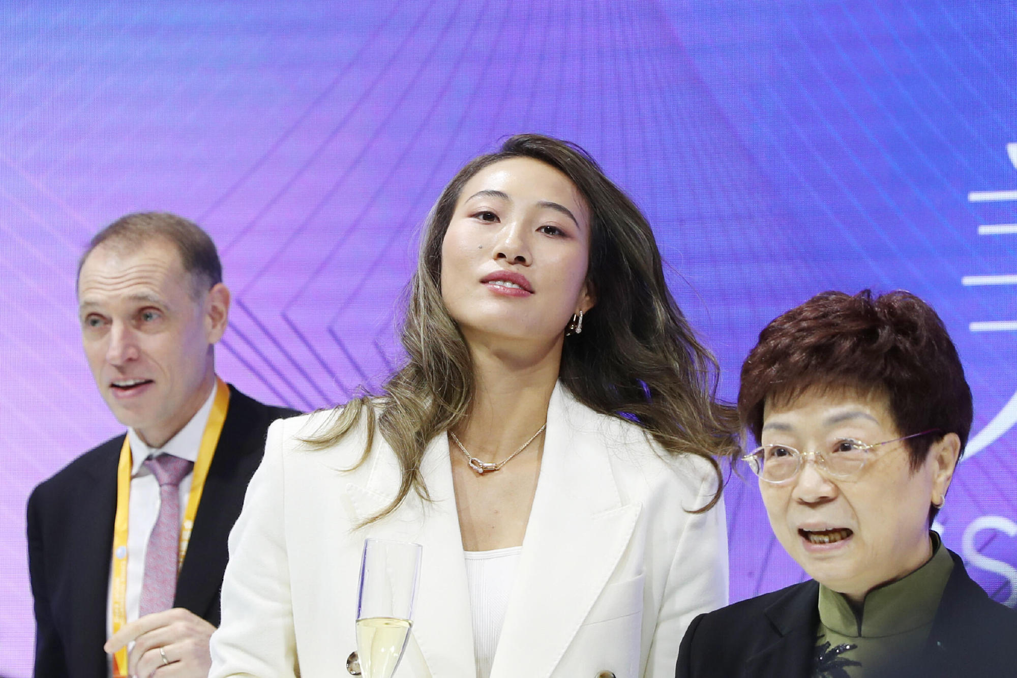 旁边女士的表情演我看到郑钦文的reaction ​​​