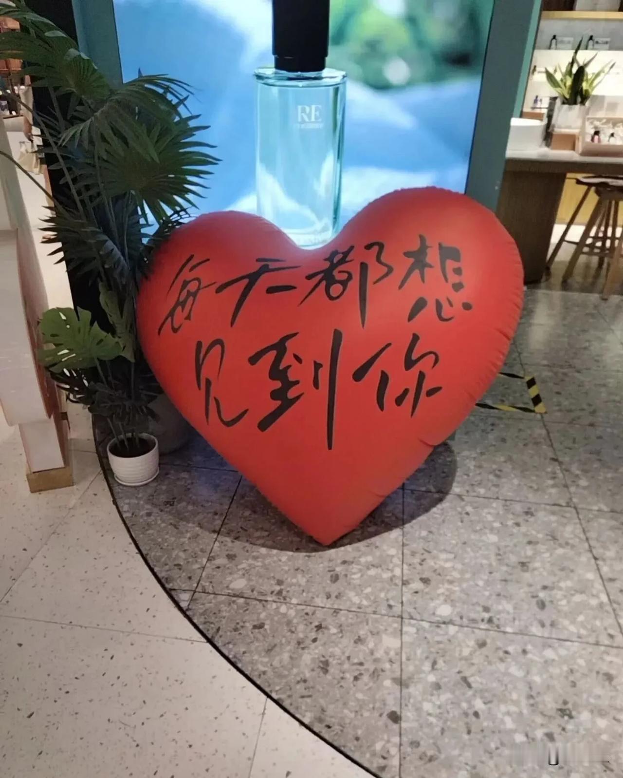 睡前有你，睡醒还是你——这是成年人最奢侈的愿望

两个人紧紧相拥，笑意温暖。旁边