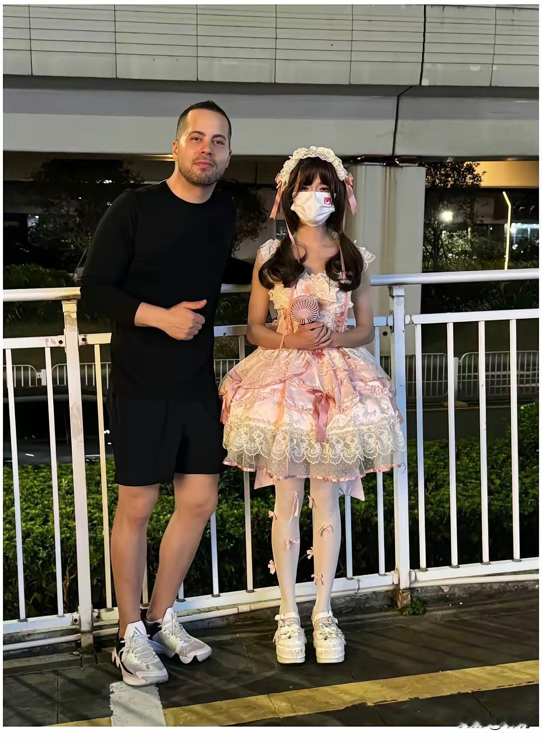 好多人都喜欢找外国人聊天，合照，明明只是个普通人，走在街上像明星