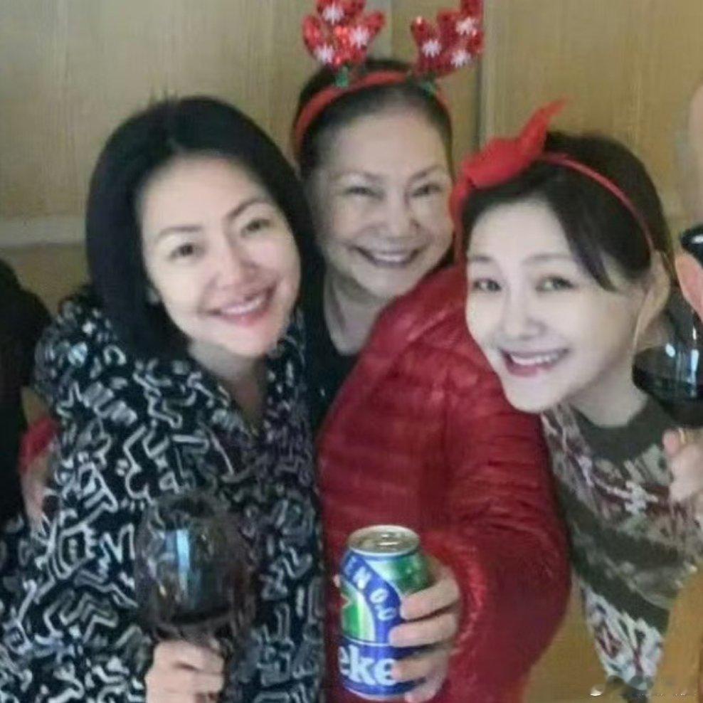 大S邻居不满小S将姐姐骨灰放家中 大S邻居不满小S将姐姐最灰放家中，大S家不是别