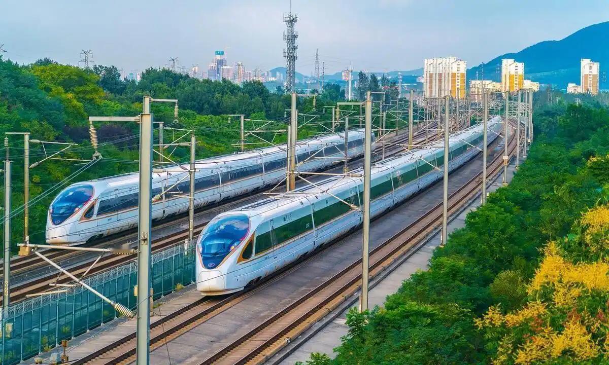 标准轨铁路对跨境运输影响巨大。就拿中越铁路来说，过去中国用1435毫米标准轨，越