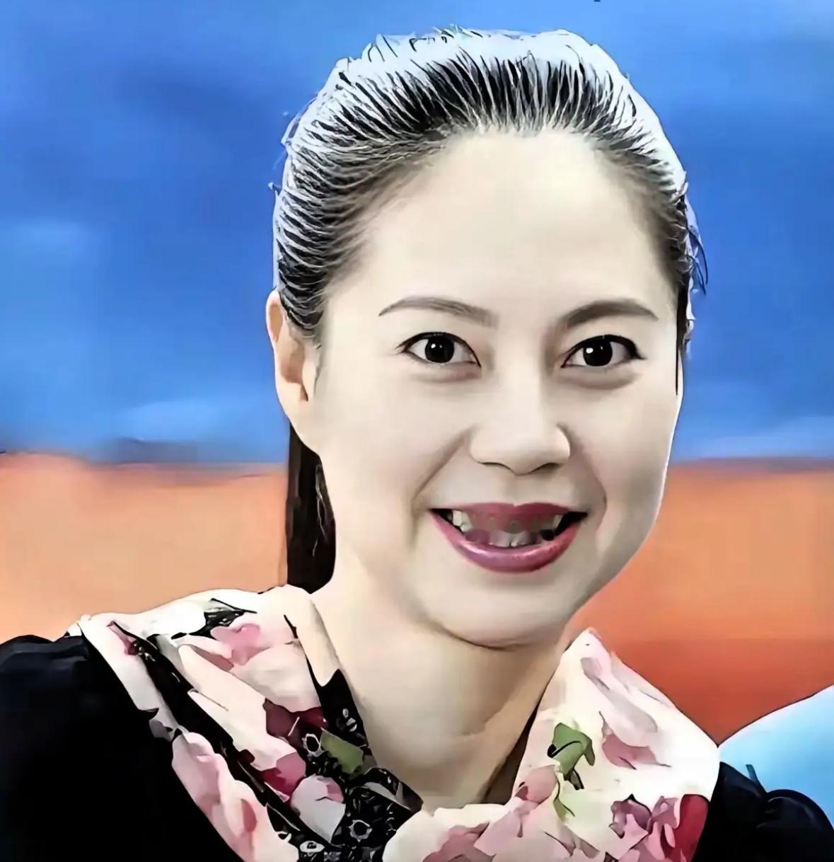她在比赛期间叛逃美国，令中国队遭受重创，32年后回国，目的不是道歉而是圈钱，北京