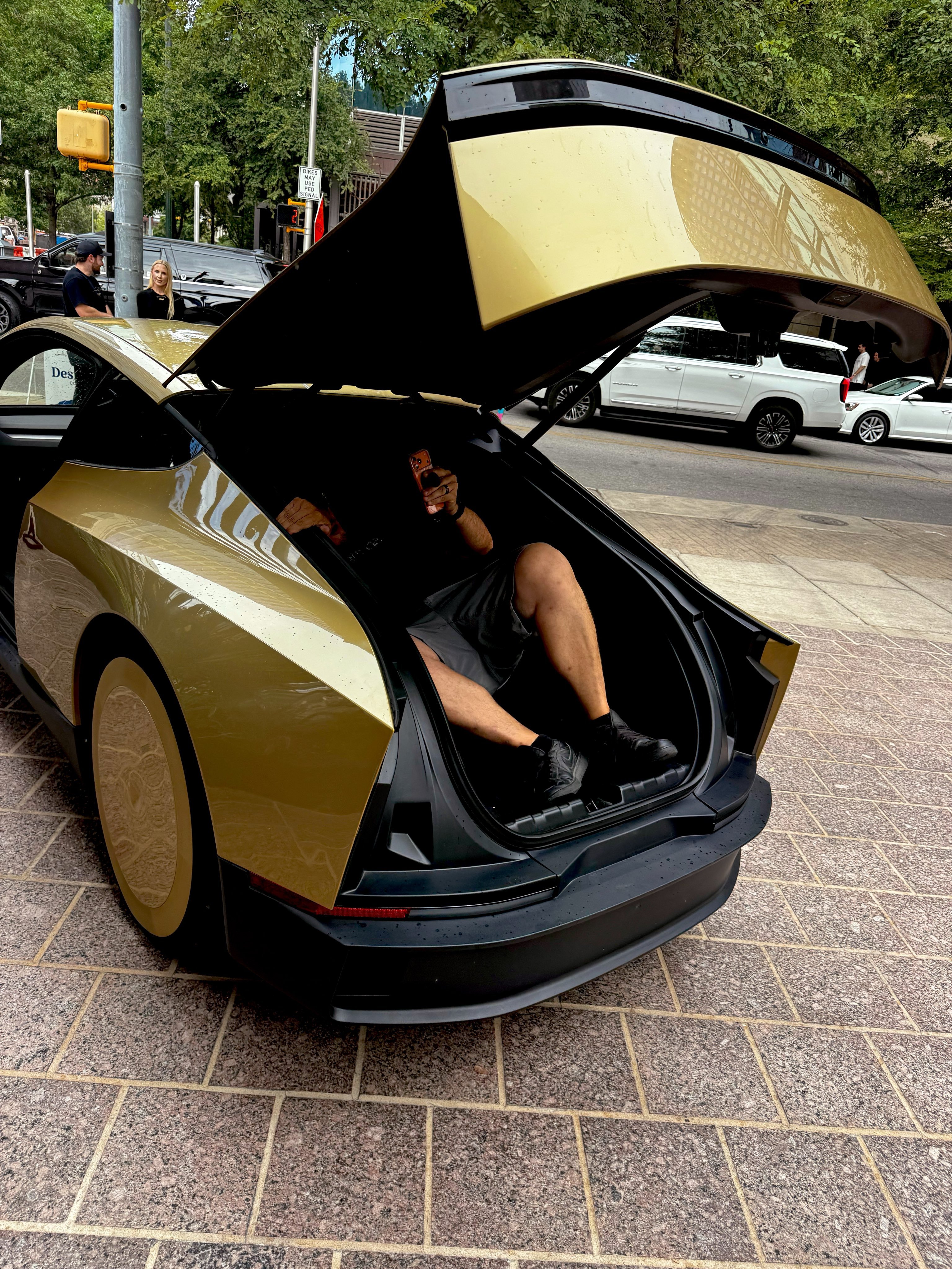 10月15日，特斯拉Robotaxi车队增加30辆Cybercab，现在总数已达