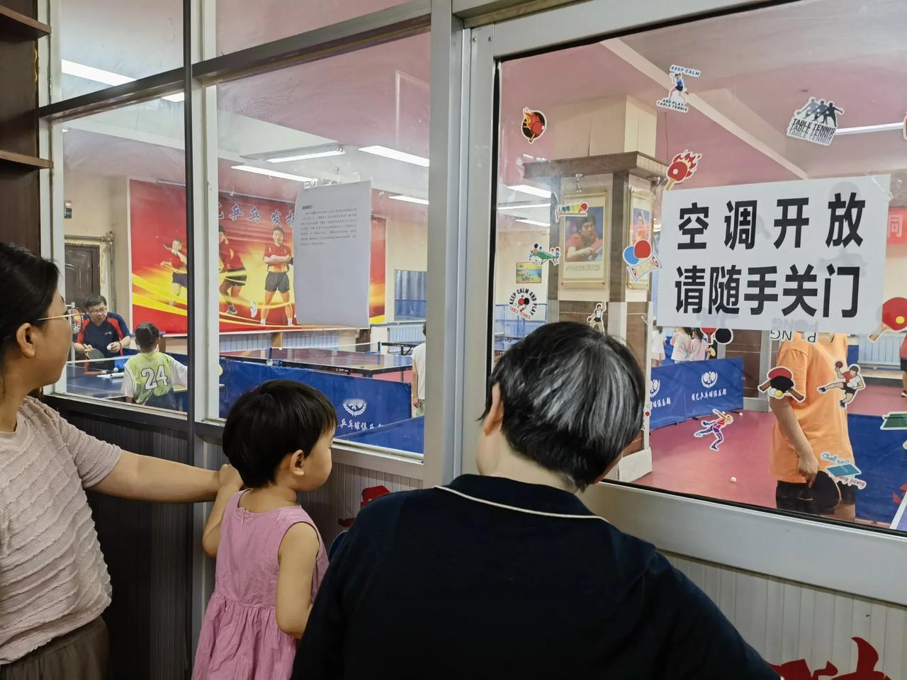 今天回到铜川，看看儿时伙伴创办的雅艺乒乓球小俱乐部，感觉乒乓球的氛围相当不错。