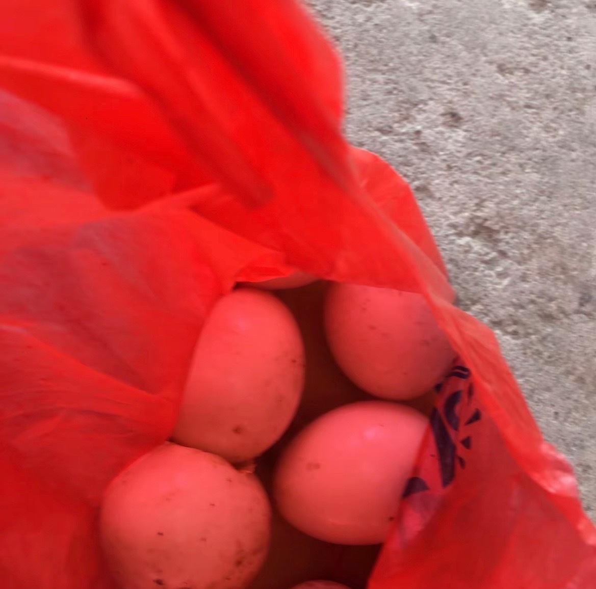 【玉林某菜市场一阿姨的入口处摆卖坏鸡蛋】近日，网友爆料称：玉林市某菜市场入口处阿