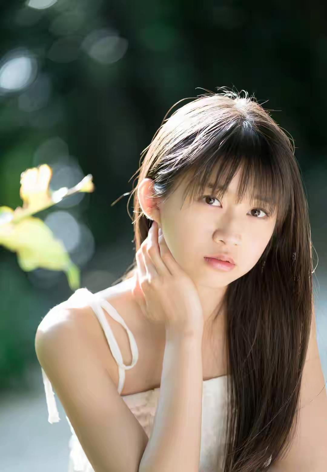 眉清目秀唇红齿白的温柔少女，安安静静的展示自然光下的美丽，好美好纯气质美少女写真