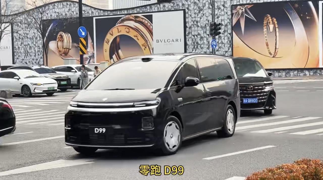 如果从一台SUV主驾刚下来又开上一台大型MPV，唯一不需要去适应绝大多数MPV车