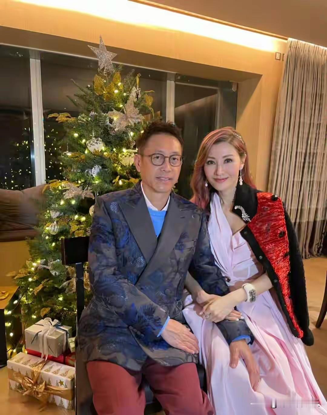 2025年11月23日，演员李嘉欣在微博分享与丈夫许晋亨的合照，配文“17周年来