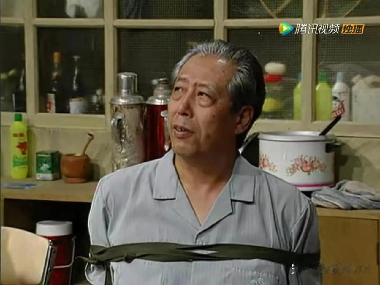 电视片我爱我家有一集说得是谢园演的农民工进了老付家，把老付和治保主任一起绑起来，