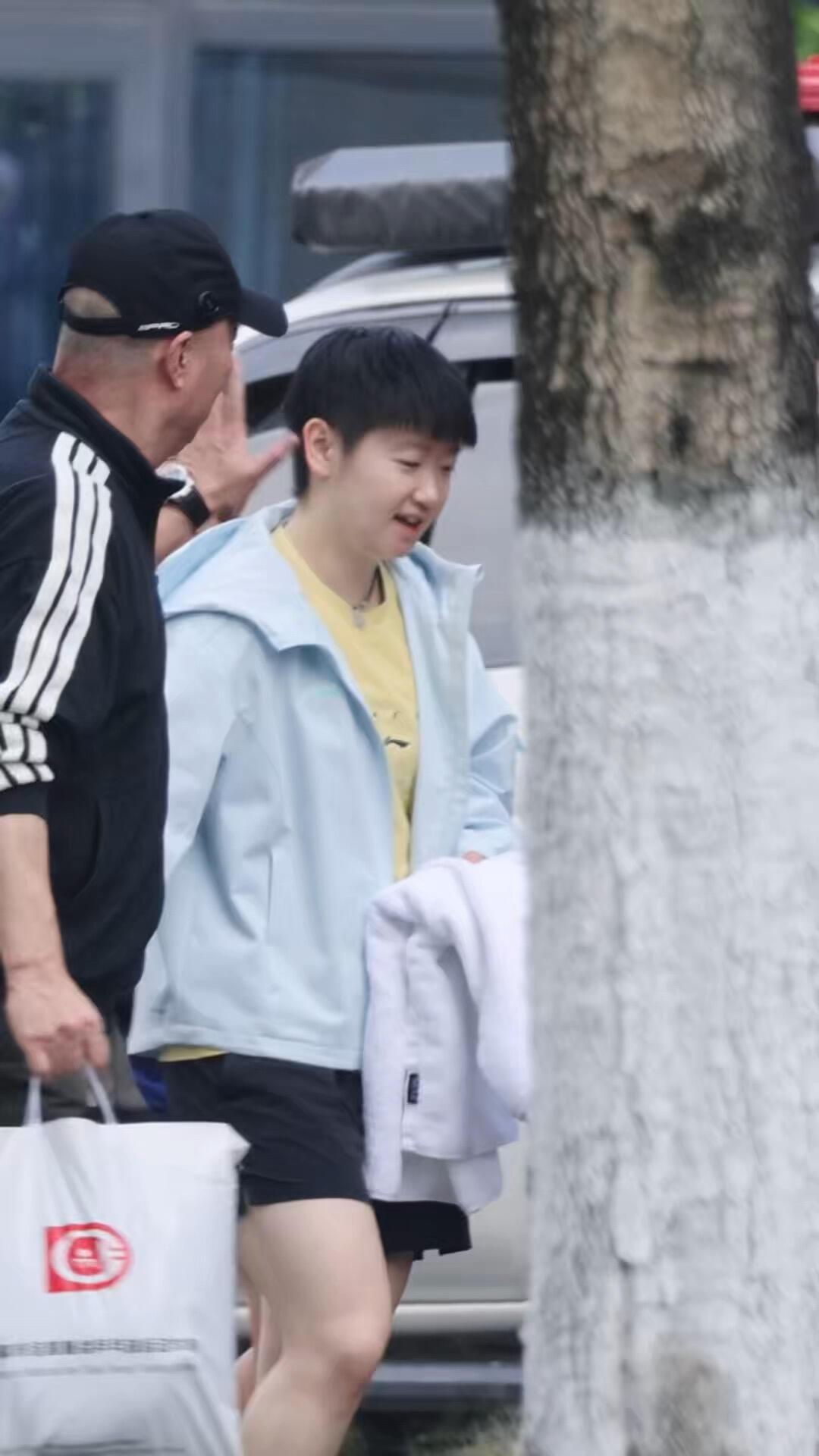 小颖穿着蓝色的外套，清新自然，不愧是脱俗的小孩子，越看越好看！
心情好，走路轻快