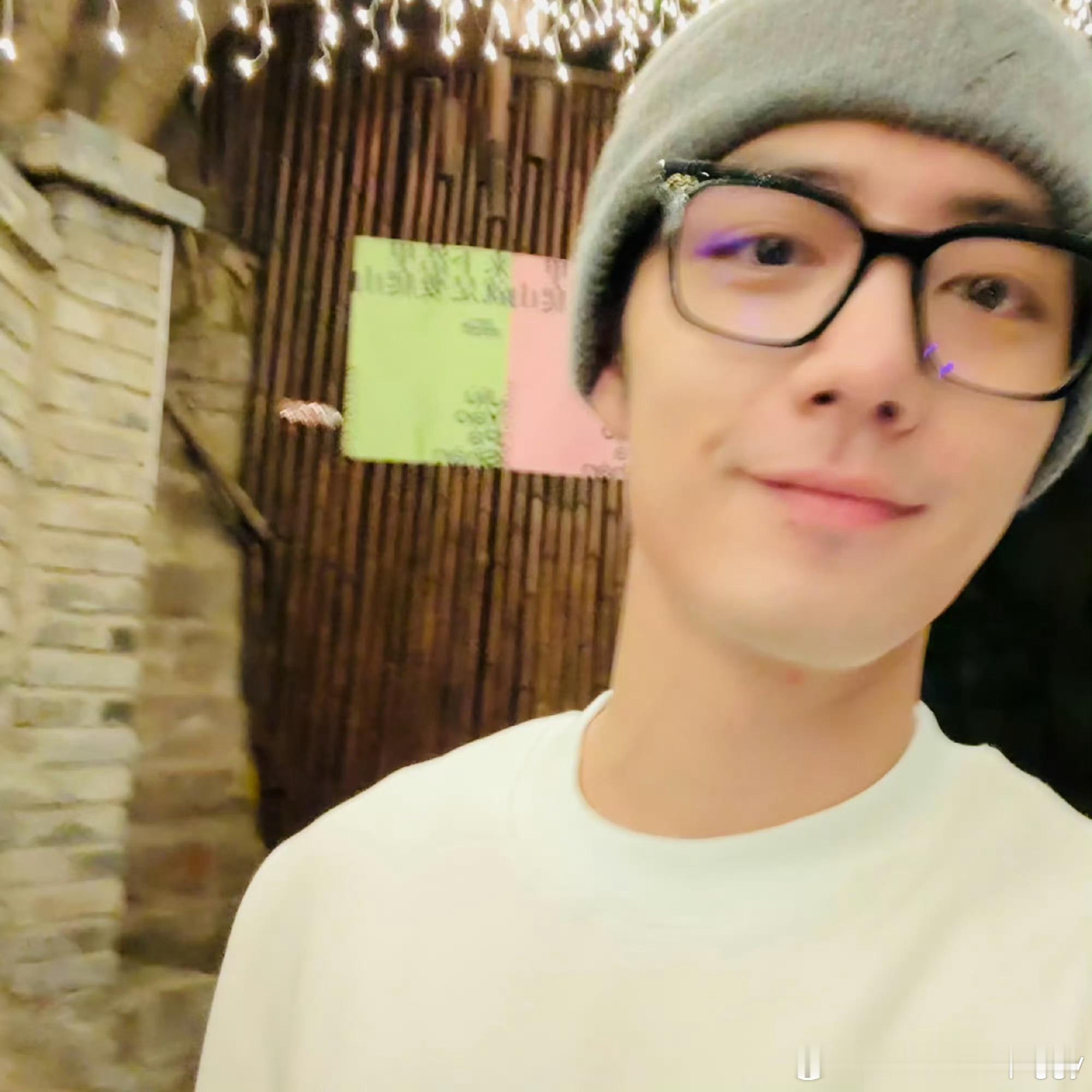 #肖战重庆暴走# 哇！是新鲜的肖战和坚果[哇]看的出来这次回重庆很开心，眼里的开