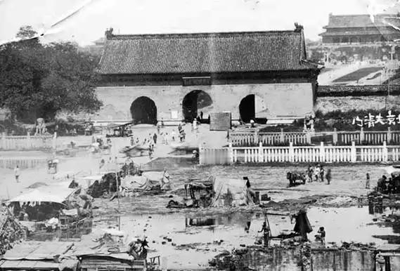 1949年1月，北平和平解放。部队入城后，很多人以为接下来要处理的是城防、治安和