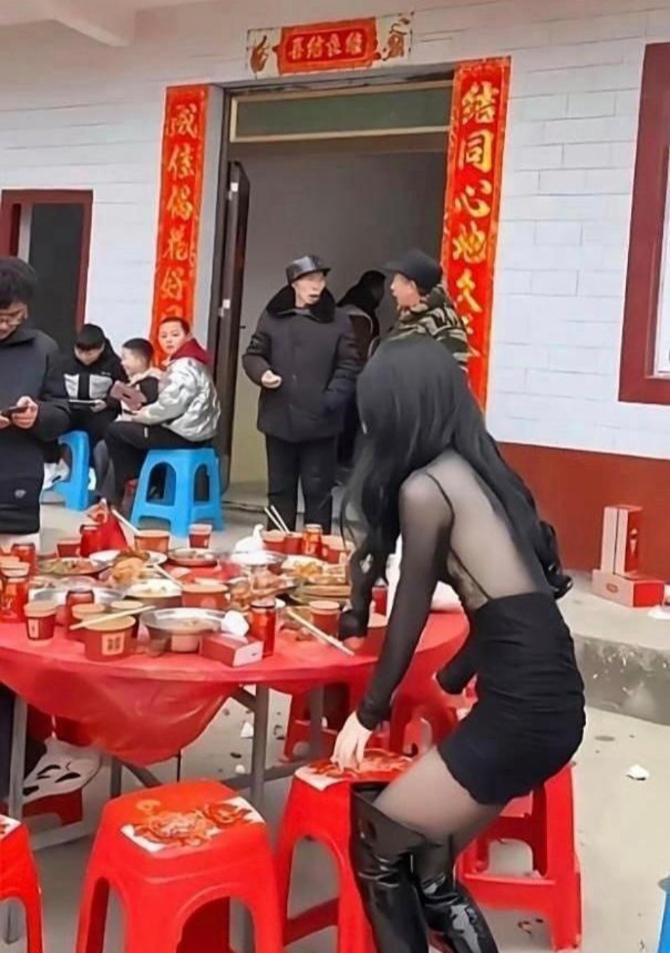 在老家吃席碰到的，这样的女生一般人谁敢娶啊。 