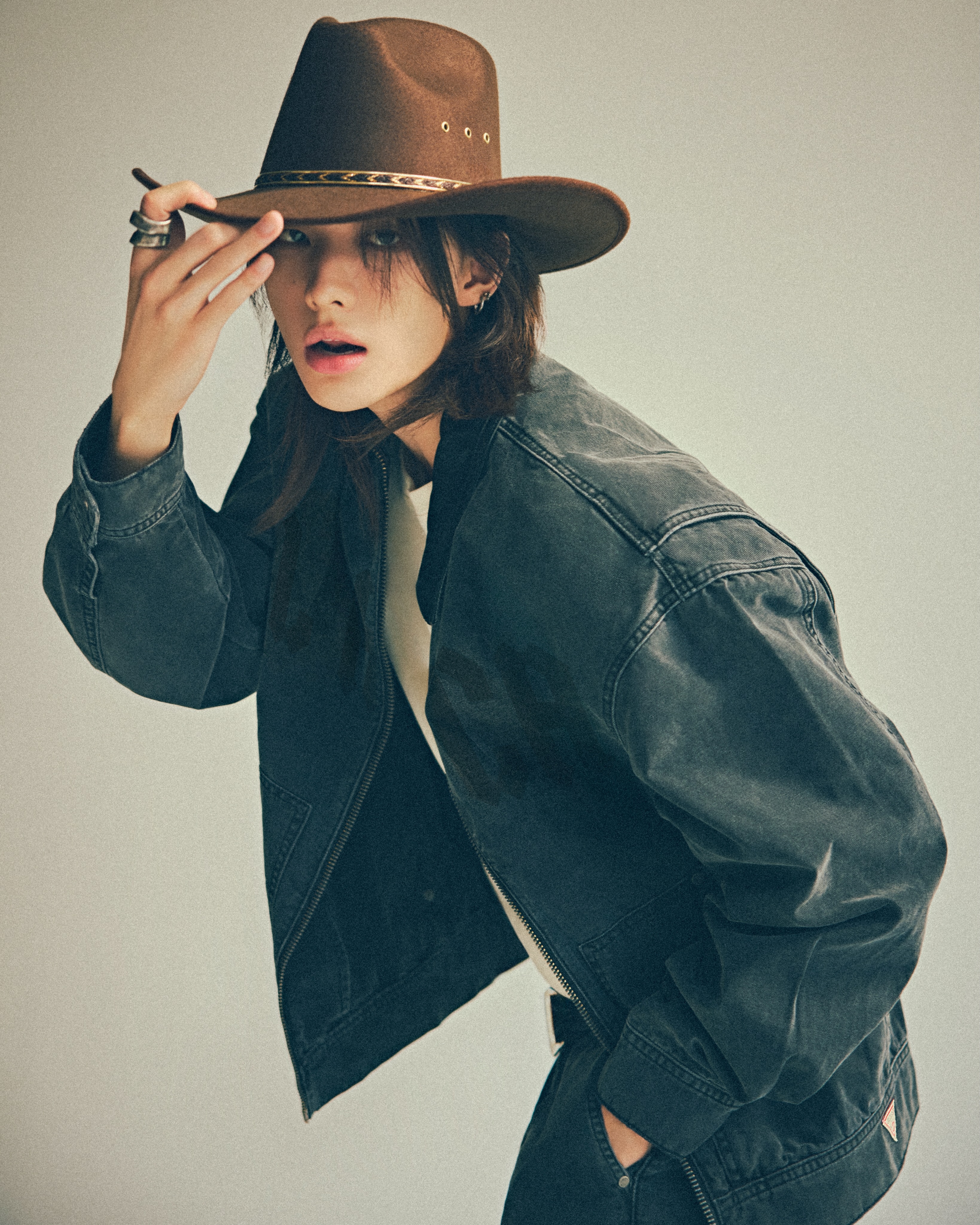 黄铉辰 x GUESS Fall 2026 CollectionHYUNJIN 