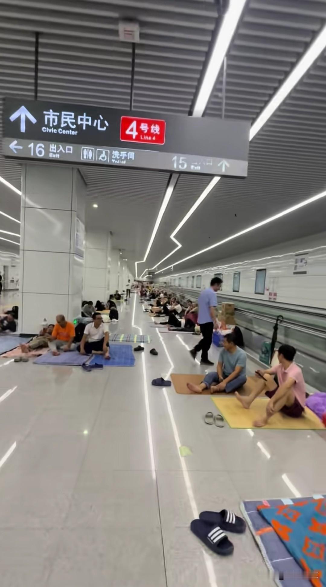 9月23日，台风桦加沙还没到，广东人什么都准备好了。广东人，等个台风，等出了过年