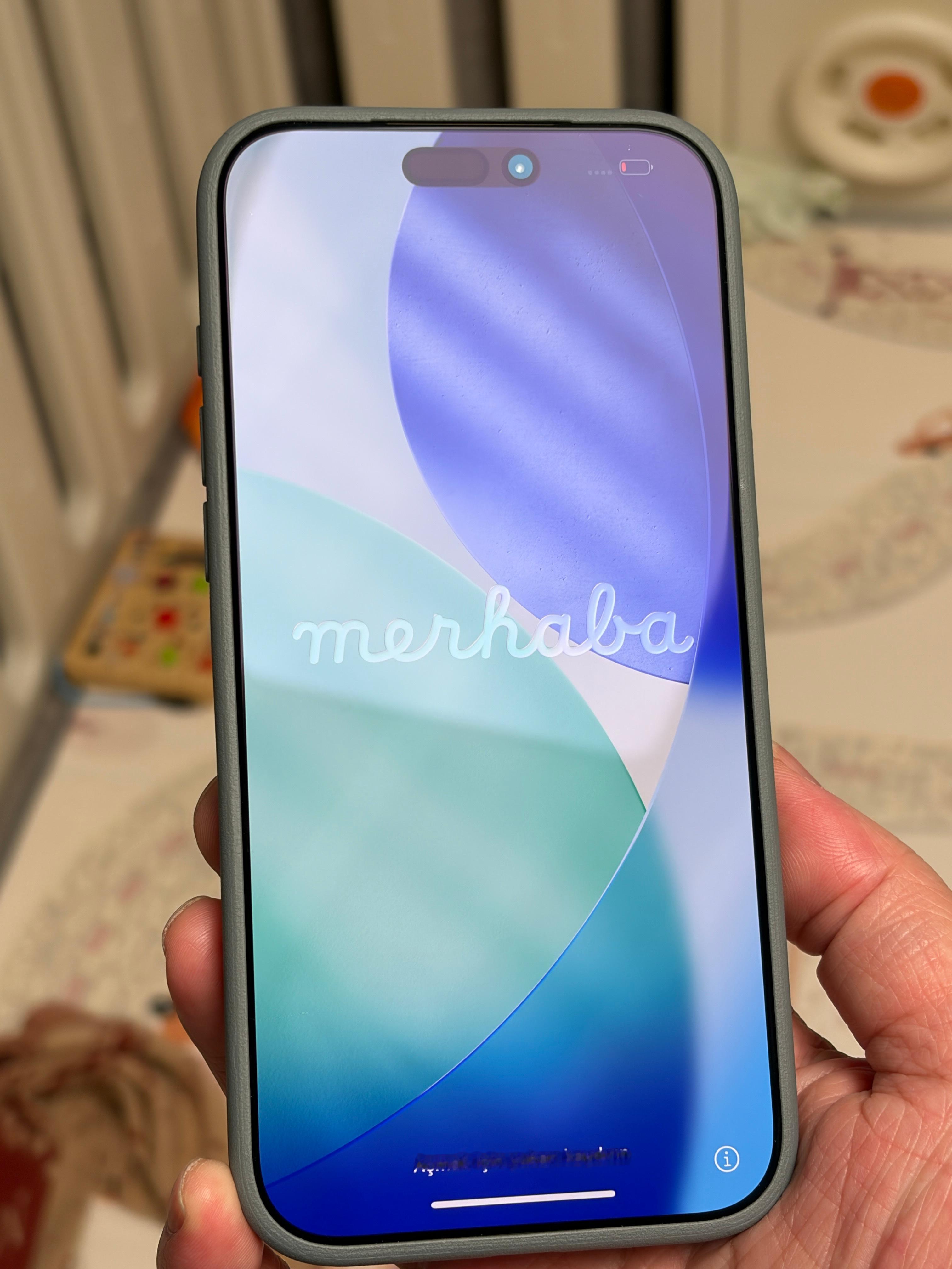 给 iPhone17ProMax 也贴了个见峰1:1热弯大弧度玻璃 AR 膜。这