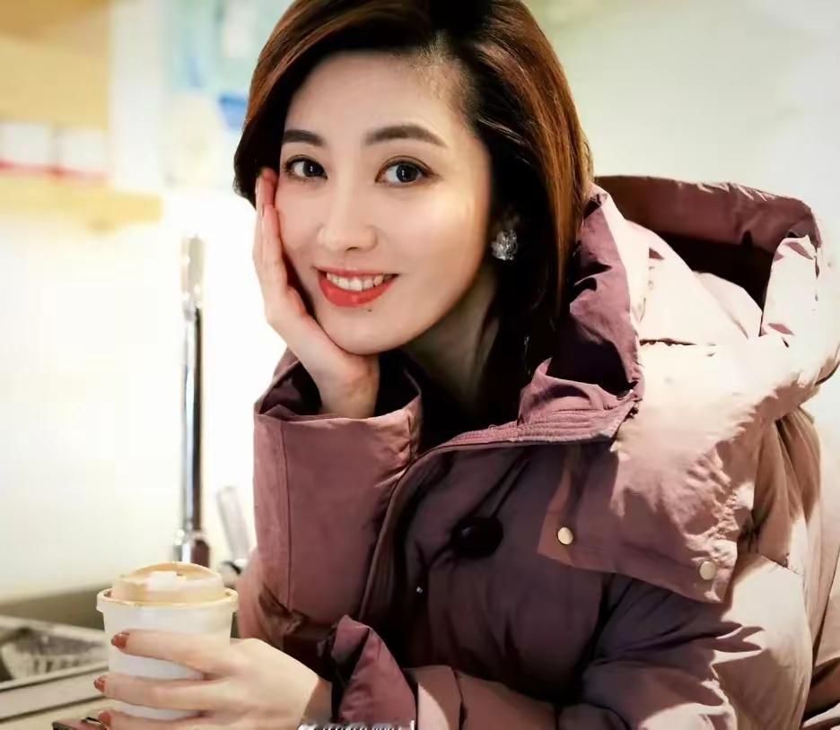 生活是清晨粥碗里的热气，工作是深夜案头未凉的茶。我们在城市的钢筋森林里穿行，像一