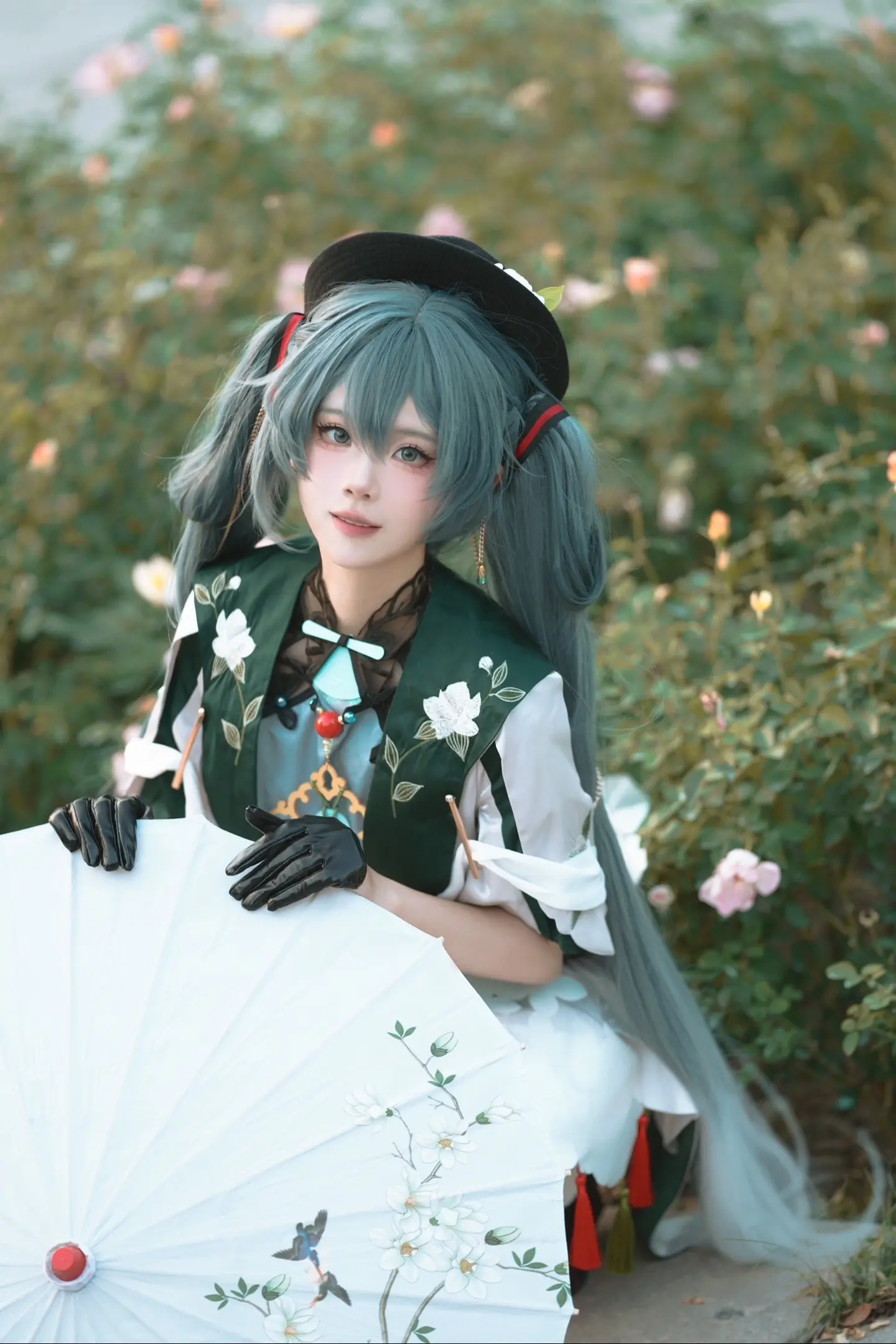 满园深浅色 照在绿波中