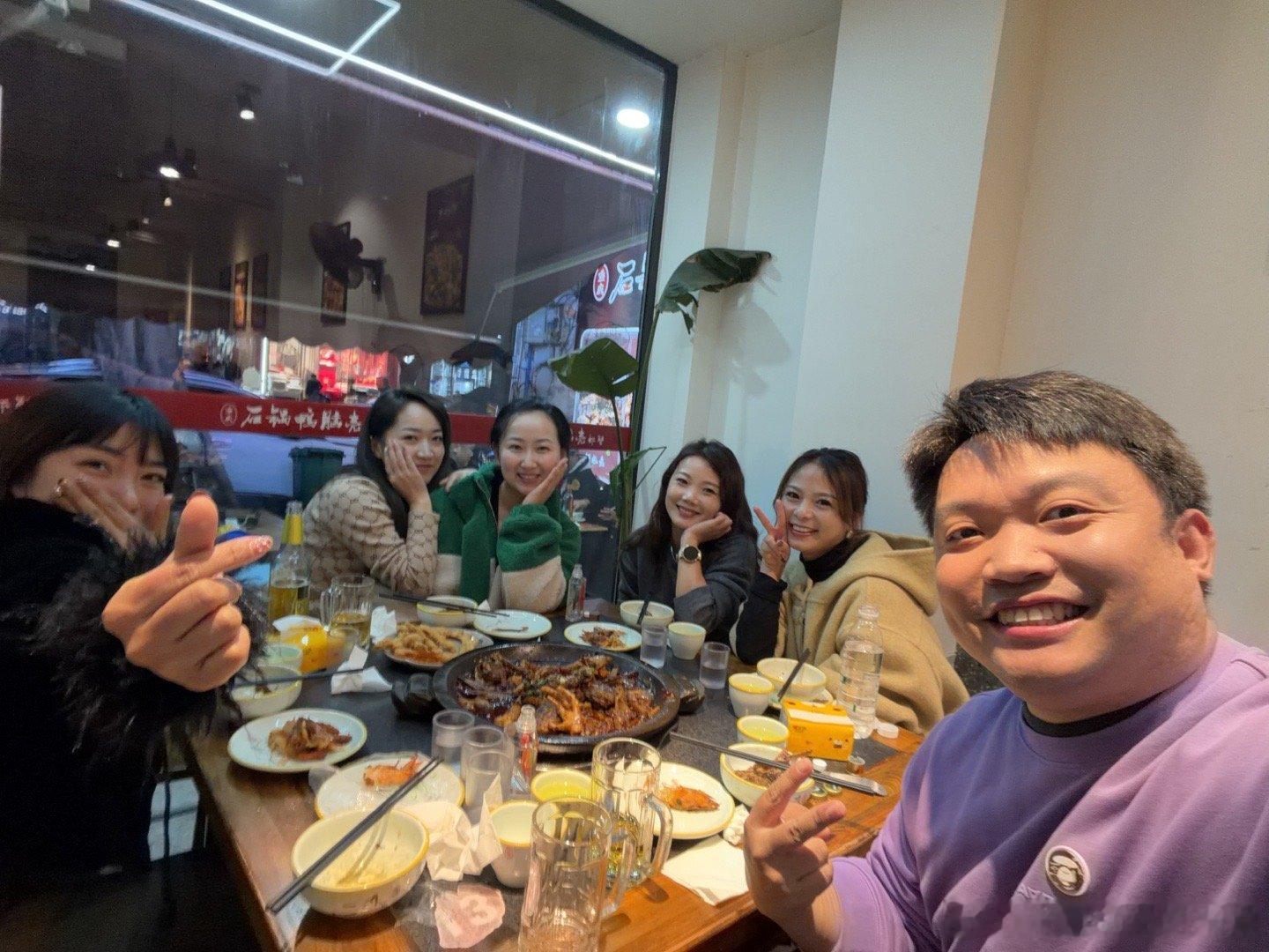 今晚和十多年未见的初中同学小聚一下，为嘛只有我一个男的，其余都是女生。聊了后才发