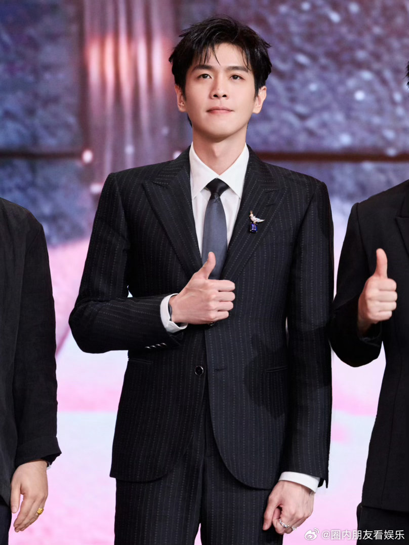 张若昀演的刘奔看得我很舒服🌟沉浸式塑造职场角色，表演自然不刻意。卷毛造型辨识度