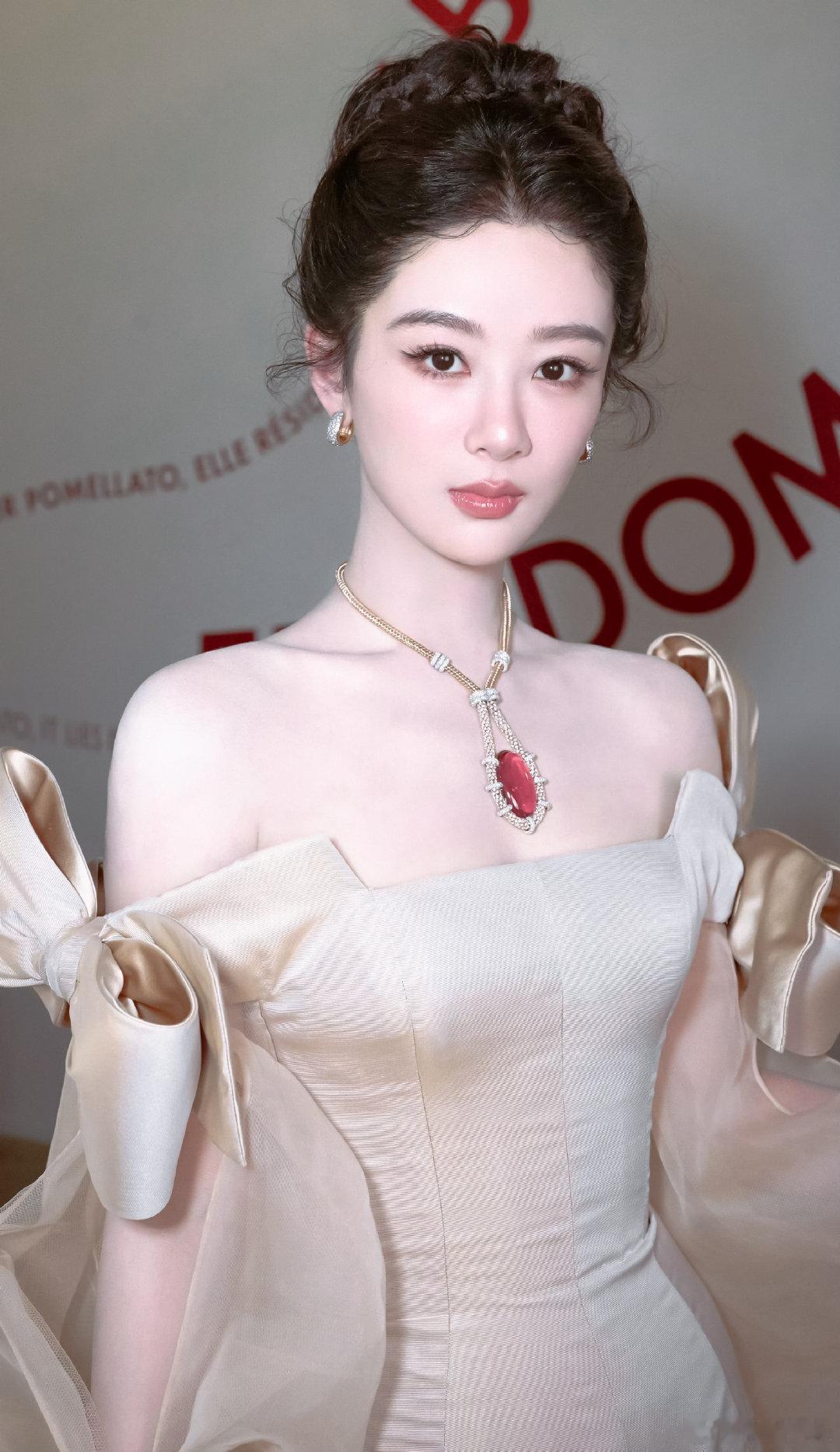 杨紫持续输出换来的行业回馈回看杨紫二十多年的演艺生涯作为90后首位白玉兰视后，这