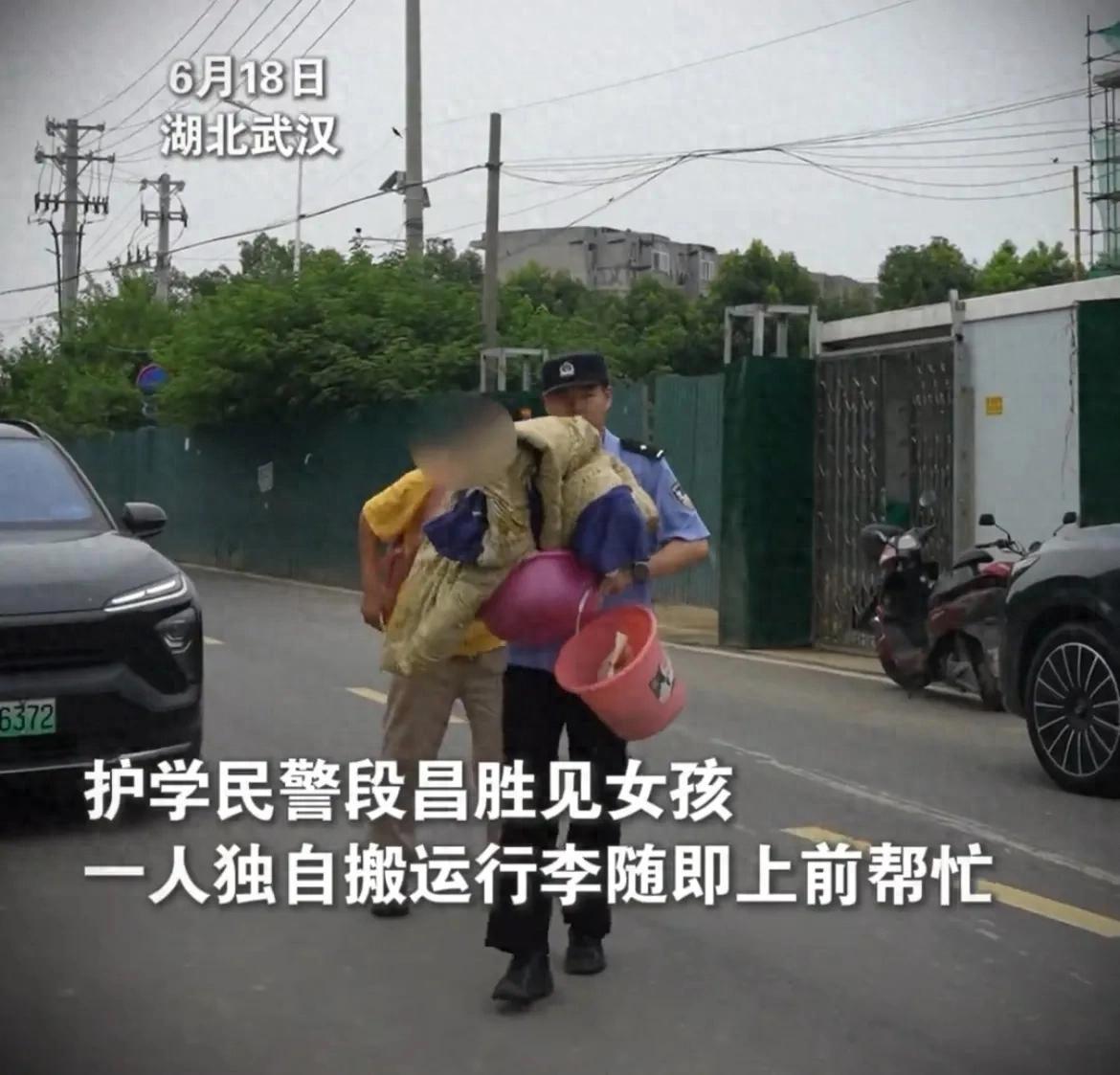 6月20号武汉中考第一天，前川三中考点外面，民警段昌胜把一袋热包子塞到考生小敏手