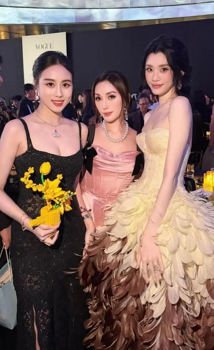 年龄辈分倒挂的三人如何展现松弛感？
 
年龄、辈分形成反差的三人同框，松弛感，不