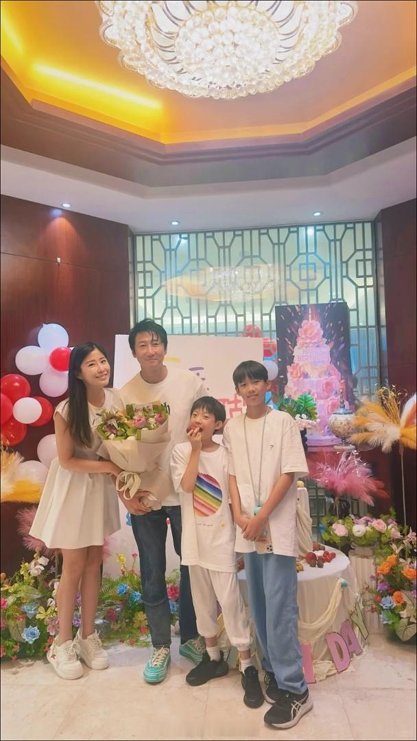 洪天明与太太周家蔚（Janet）结婚多年并育有2子，婚后Janet淡出幕前工作，
