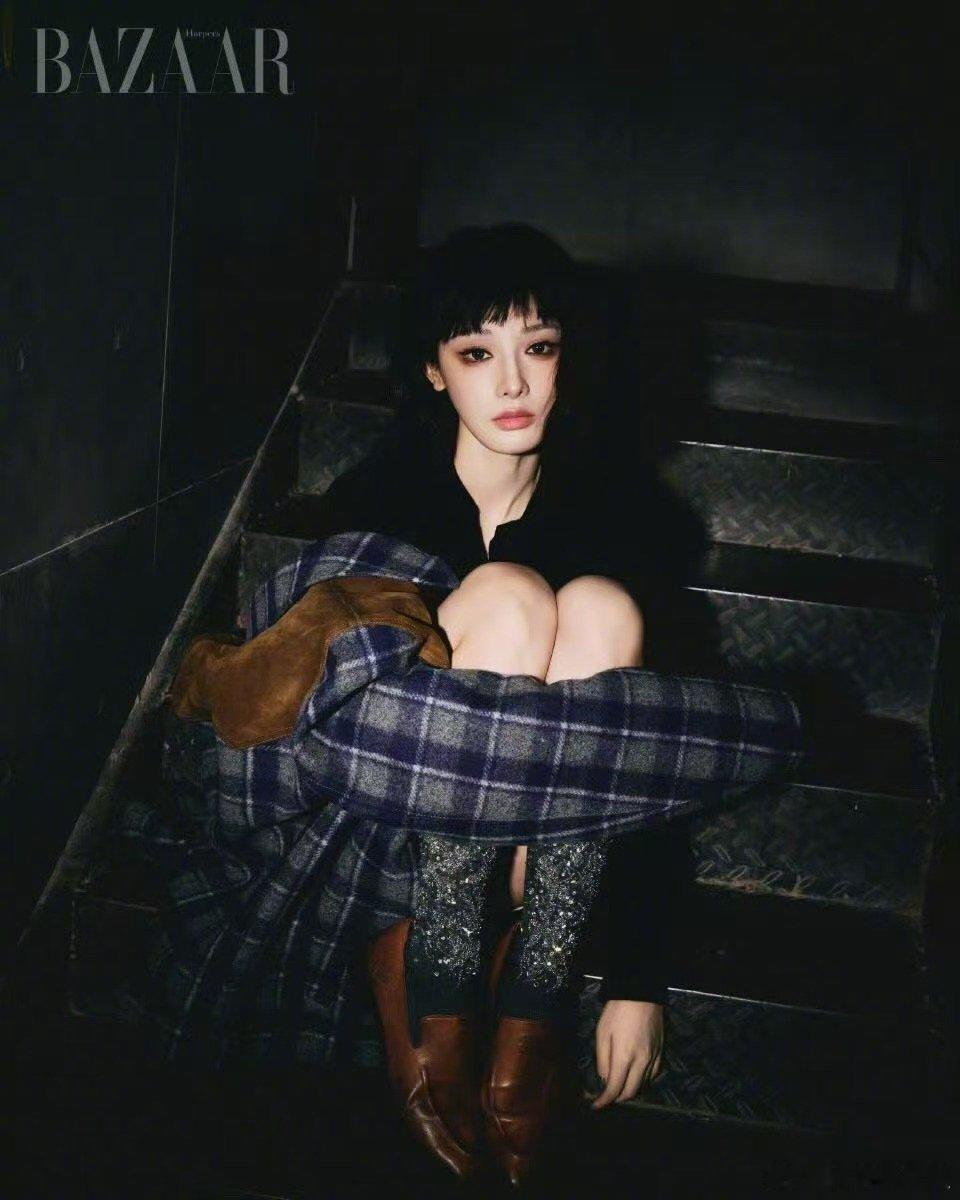 彭小苒越南芭莎新年封 解锁越南芭莎新年封面！从主持人的跨界到如今在镜头前游刃有余