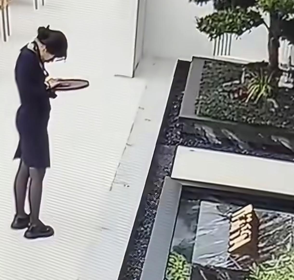 女子只顾刷手机，
掉进水池全身湿透，
四川，一女子只顾低头看手机，没看前面的路，