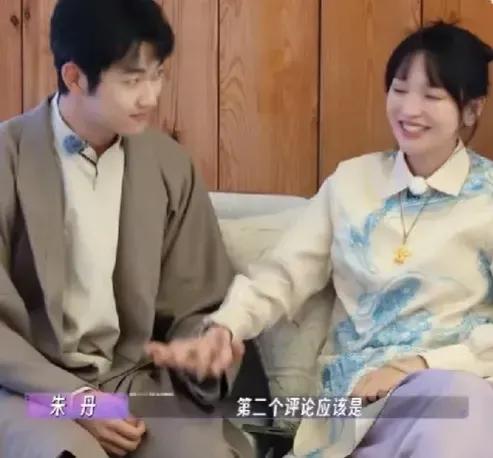 朱丹跟金莎小男友说话的语气，俨然在逗小孩，内容也流露出对他搞姐弟恋动机的质疑，网