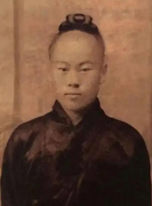 1938年，道士毕云路过日军哨卡时，因为没有向日军鞠躬，被打得半死。几天后，他从