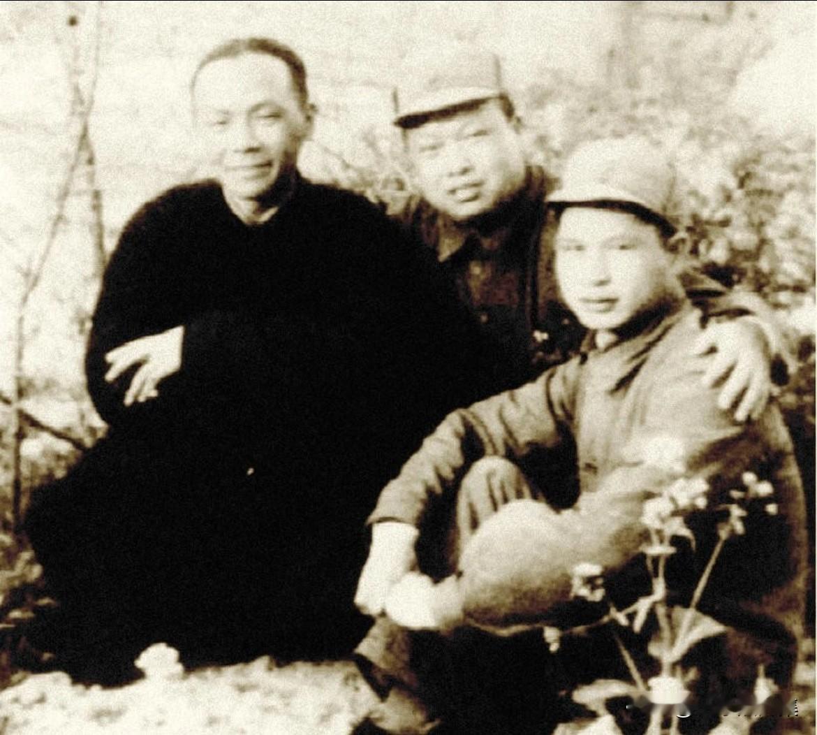 1941年春，时任新四军参谋长赖传珠、新四军第一师政治委员刘炎、新四军政治部秘书