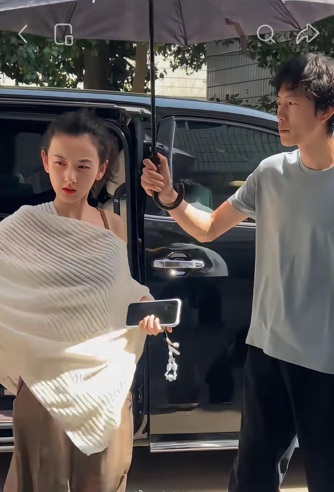 这是哪位明星啊！有人给她打伞