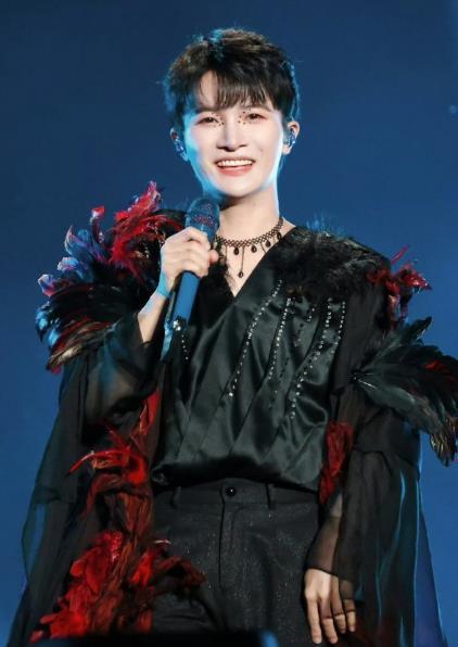 在周深杭州演唱会刮刮乐中了20万 有歌迷在周深杭州演唱会上，听着《好运来》刮刮刮