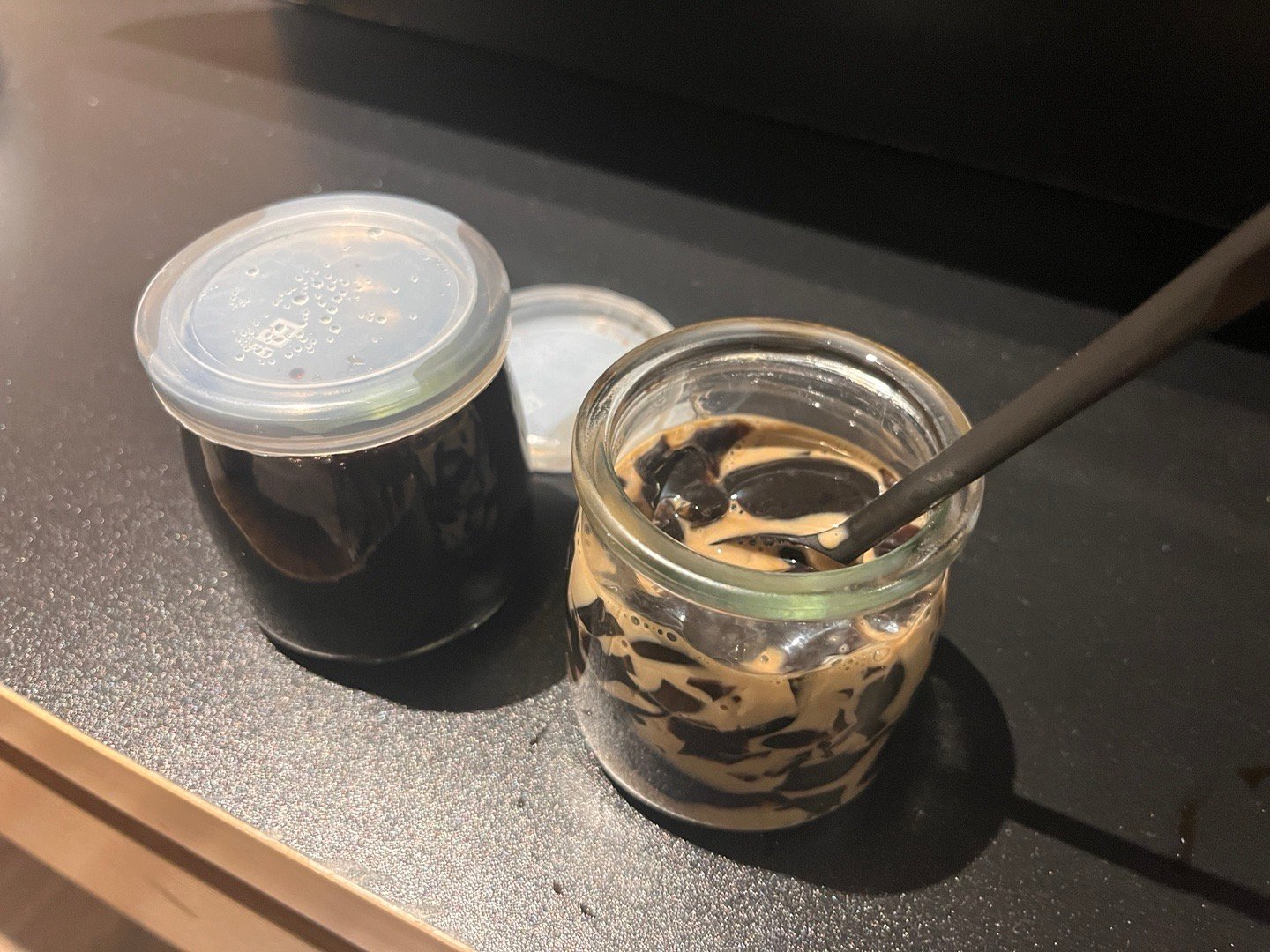 昨晚吃饭，老板送了两瓶龟苓膏怎么跟中药似的，好苦[生病] ​​​