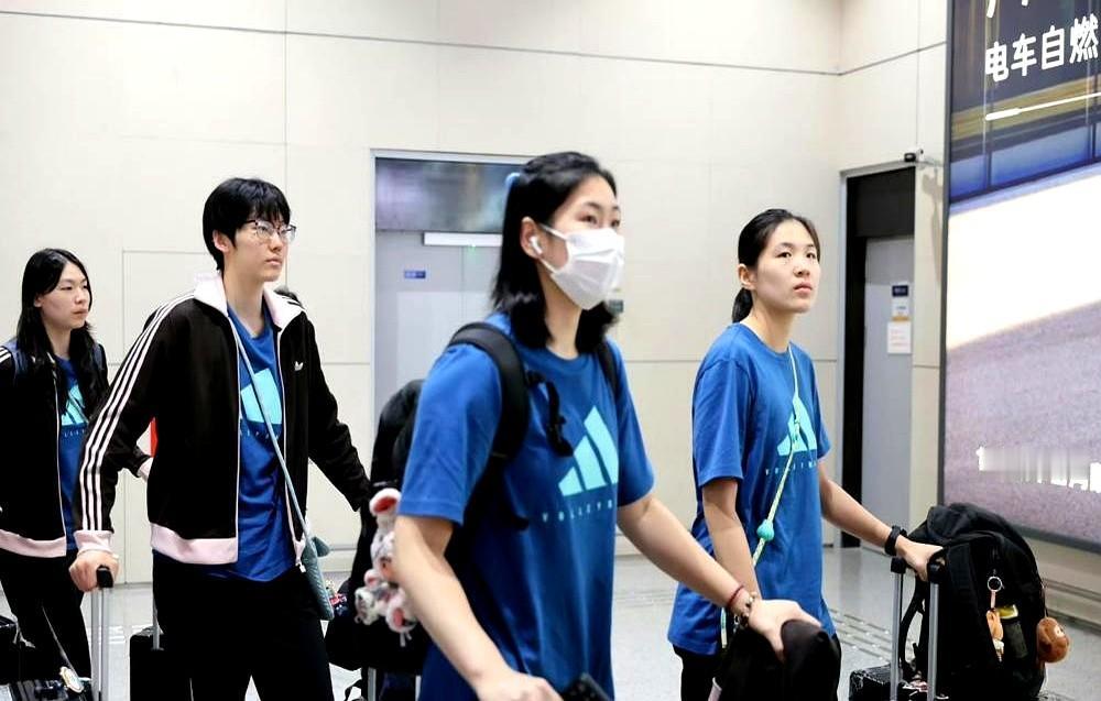 护具还裹在腿上，刁琳宇就跟着大部队到了南京机场。

教练赵勇嘴角都快咧到耳根了，