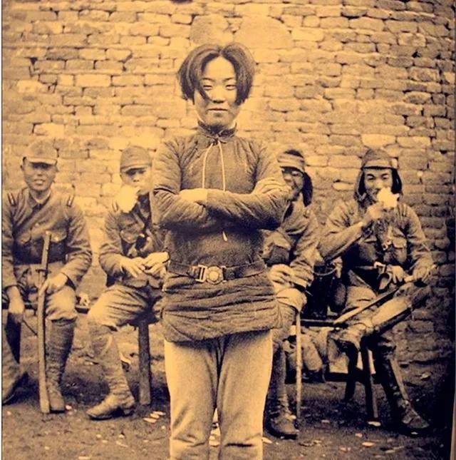 1938年，日军轮jian了女战士成本华后，又将她押到了刑场。然而，行刑前，成本