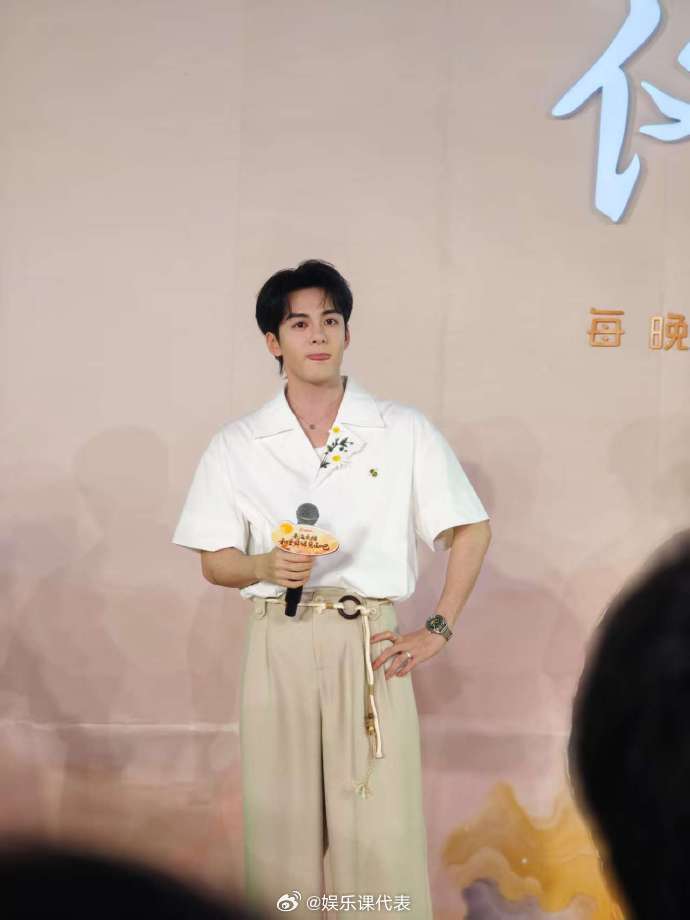 曾舜晞通过海底捞三面 曾舜晞竟然变身“隐藏扯面高手”！一套扯面动作行云流水，面条