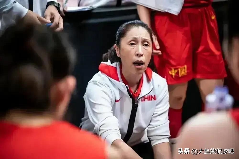 郑薇的做法有点喧宾夺主了！
对阵比利时的比赛结束后，女篮前主教练郑薇居然进入场地