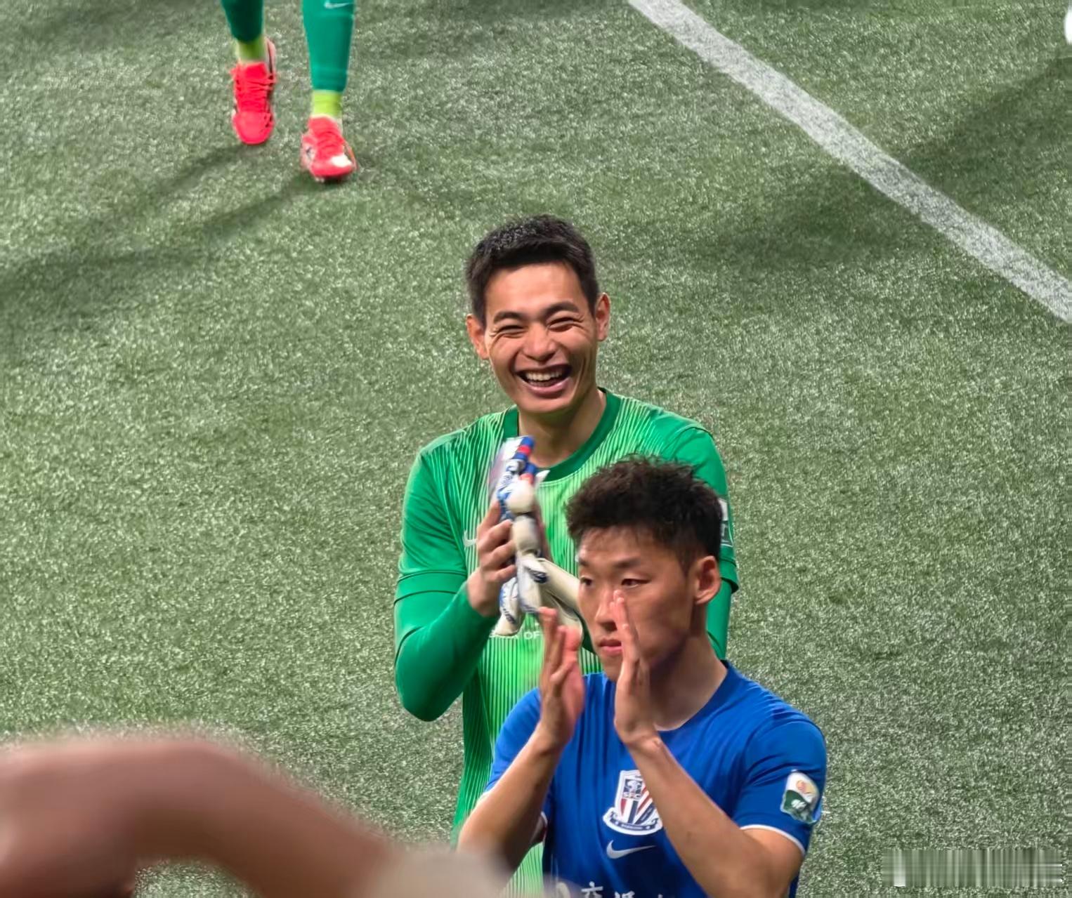 上海申花薛庆浩笑的嘎嘎开心啊！上海申花