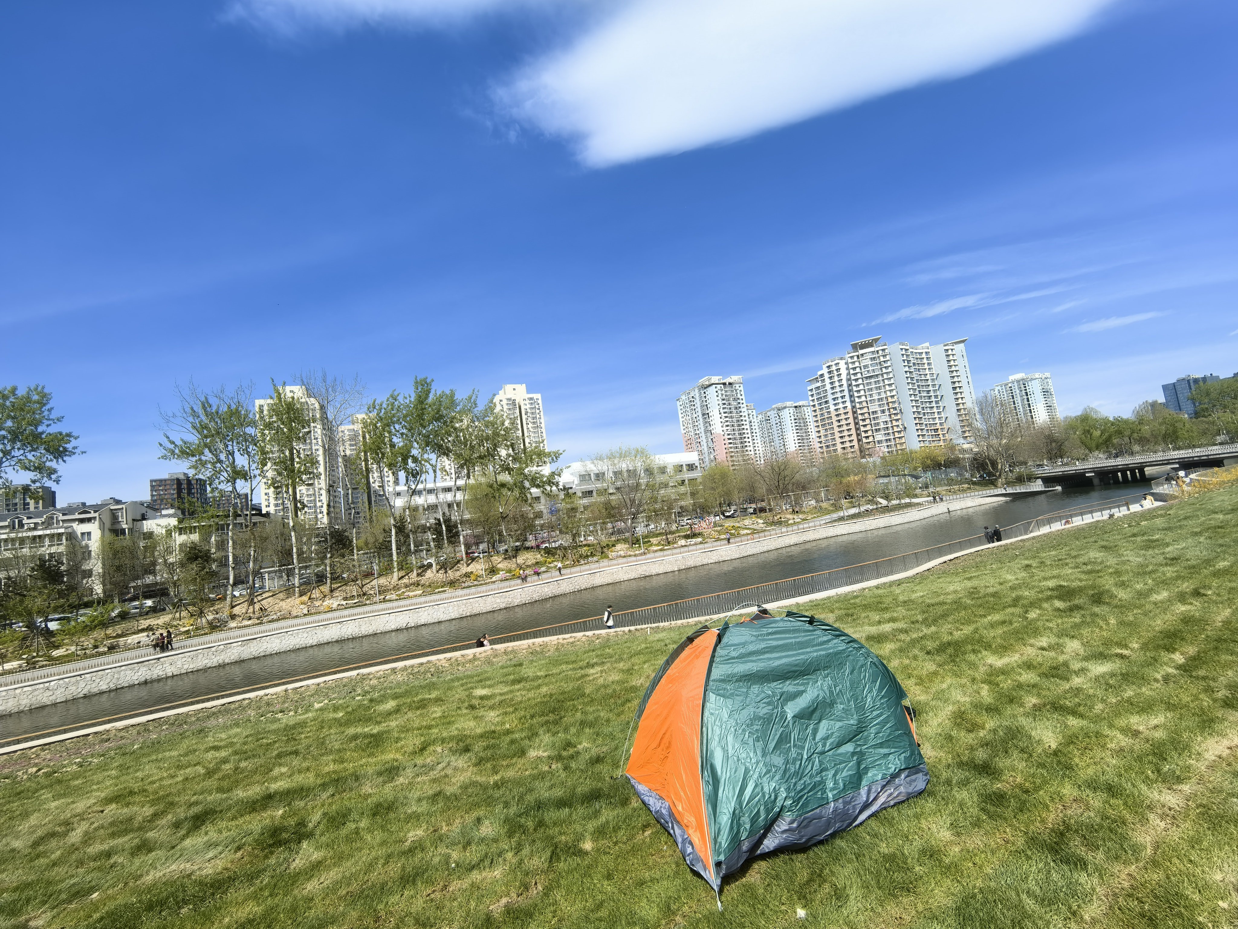 今天的天气这样那样～适合带着老婆孩子出来“伪露营”，就是风太大了给⛺吹的不知天地